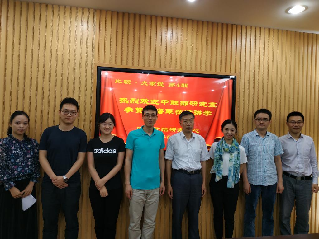 唐海军参赞与中心老师合影