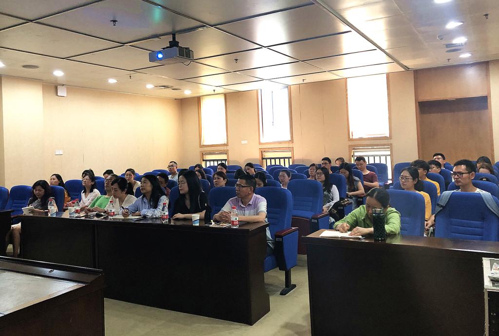 在座师生认真聆听