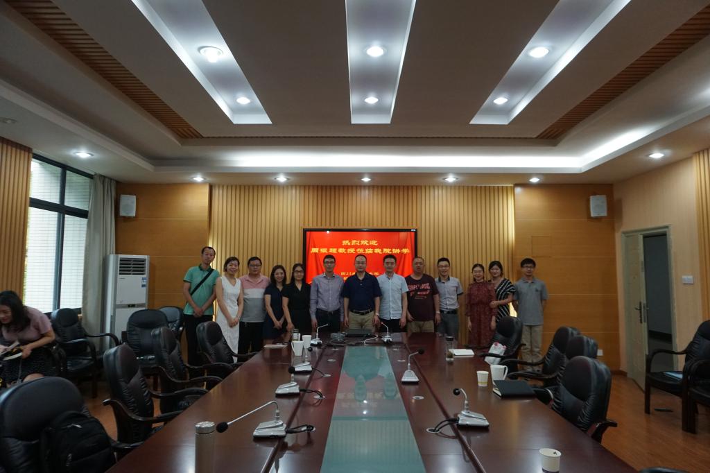 讲座后专家与部分教师合影