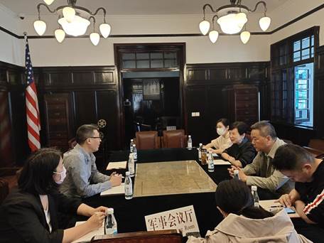 一群人在餐厅里聚会
描述已自动生成