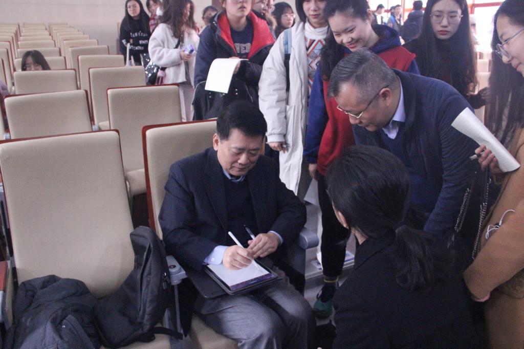 秦教授与师生互动