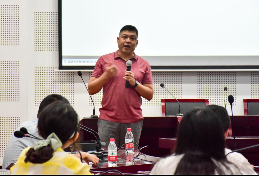 图片1王天翼教授主持讲座