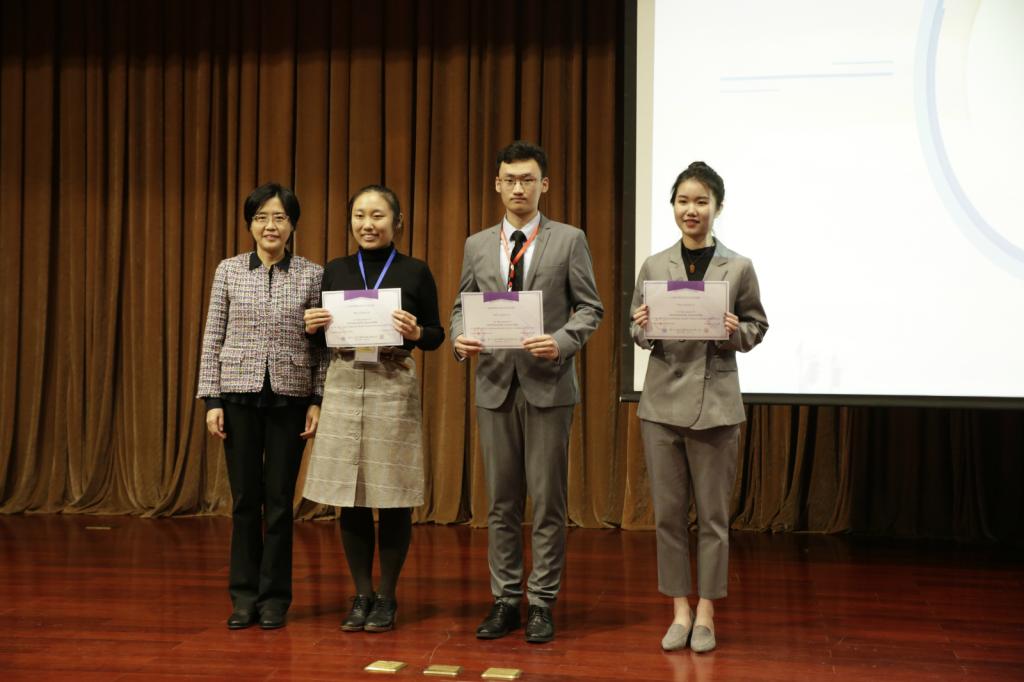 公司领队郭晓阳左二代表川外接受中国联合国协会总干事张丹女士左一颁奖