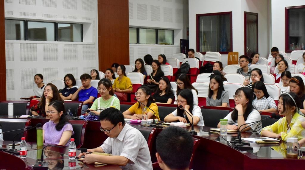 图片5在座师生认真聆听