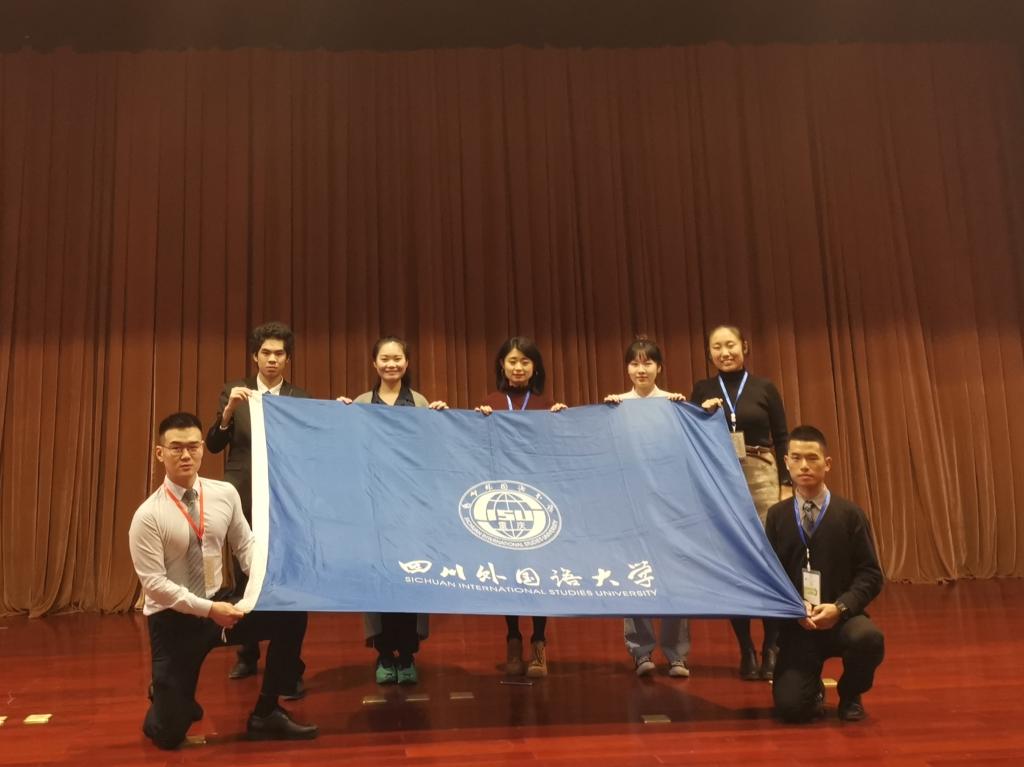 公司代表队在西安交通大学大礼堂合影