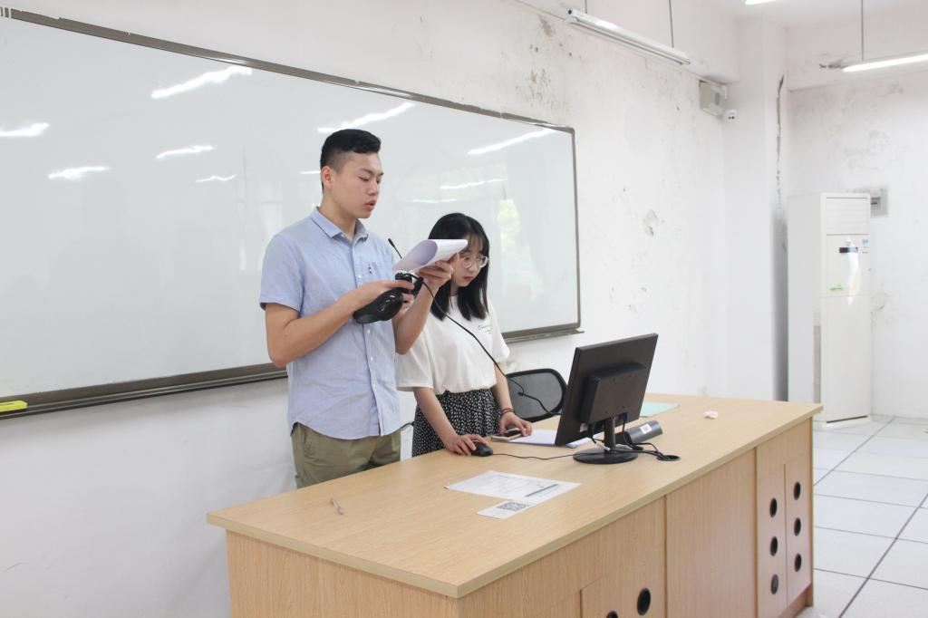 员工在台上的表演